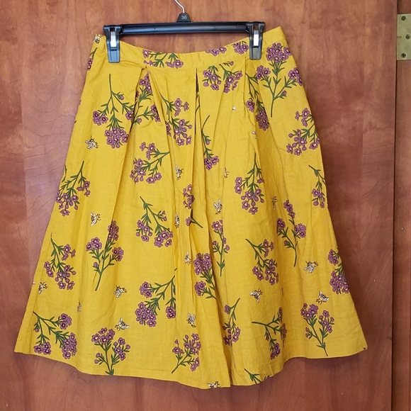 princess highway Dresses & Skirts - Modcloth Bee & floral skirt